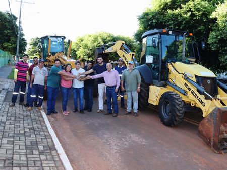 Mais estrutura para o campo: Prefeitura entrega motoniveladora em Vila Quebracho