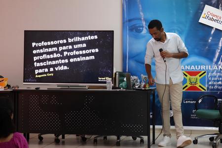 Jornada Formativa da SEMEC Tem Início com Palestra Motivacional de Israel Elias