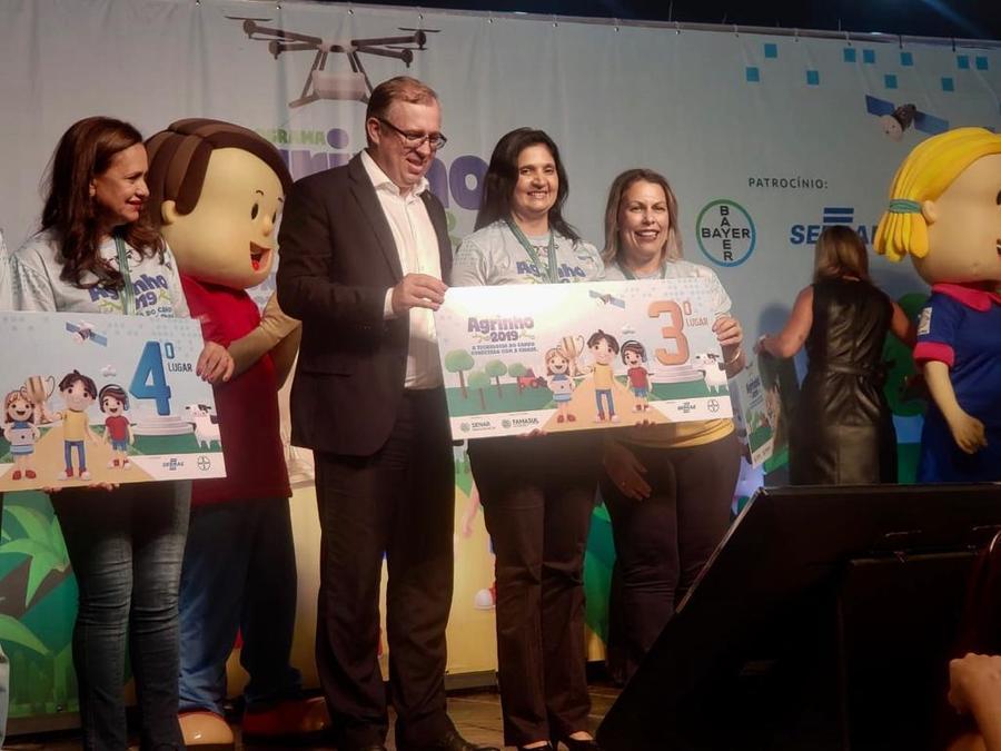 Escola de Anaurilândia recebe premiação do Concurso Agrinho 2019