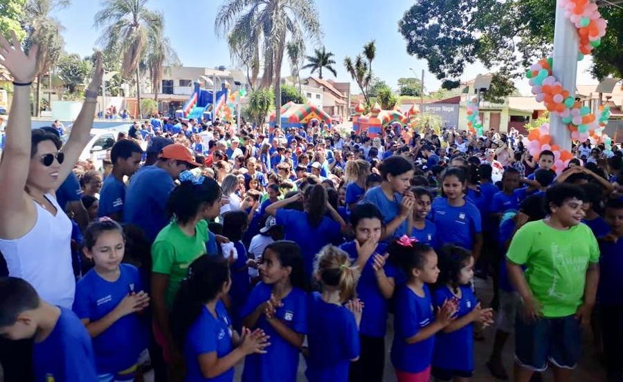 Festa reúne mais de mil crianças em praça no centro de Anaurilândia