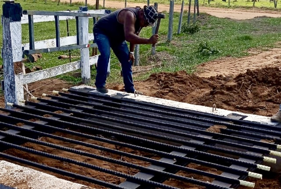 Prefeitura de Anaurilândia substitui porteiras e colchetes por mata-burros na zona rural