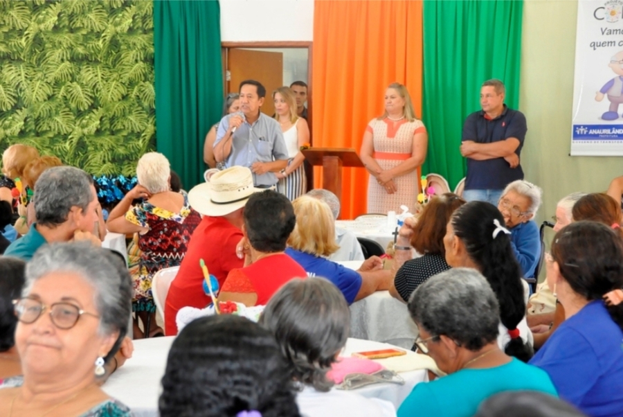 Durante almoço, prefeito de Anaurilândia anuncia aquisição de ônibus para integrantes do Conviver