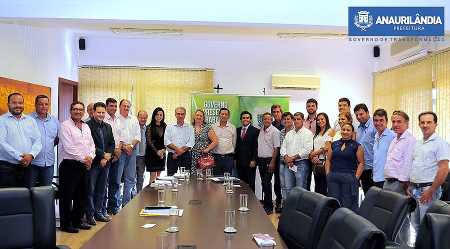 Prefeito de Anaurilândia Edinho Takazono juntamente com vereadores, secretários e representantes do Hospital Sagrado Coração ouve do Governador Azambuja compromisso em investimento para o município de Anaurilândia