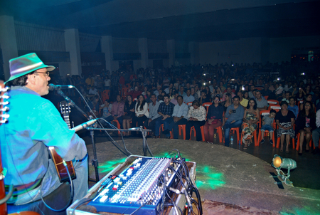 ALMIR SATER CANTA E ENCANTA PUBLICO ANAURILANDENSE EM COMEMORAÇÃO AO 54 ANOS DE EMANCIPAÇÃO POLITICA