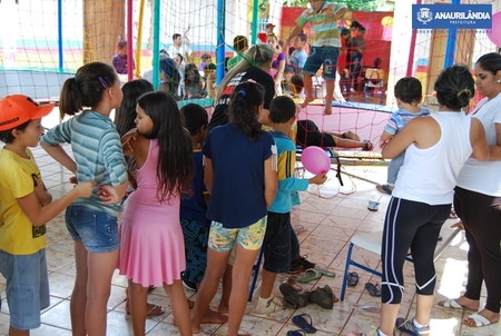 COORDENADORES DO PROJETO ETERNO APRENDIZ ORGANIZA BRINCADEIRAS PARA COMEMORAR O DIA DAS CRIANÇAS