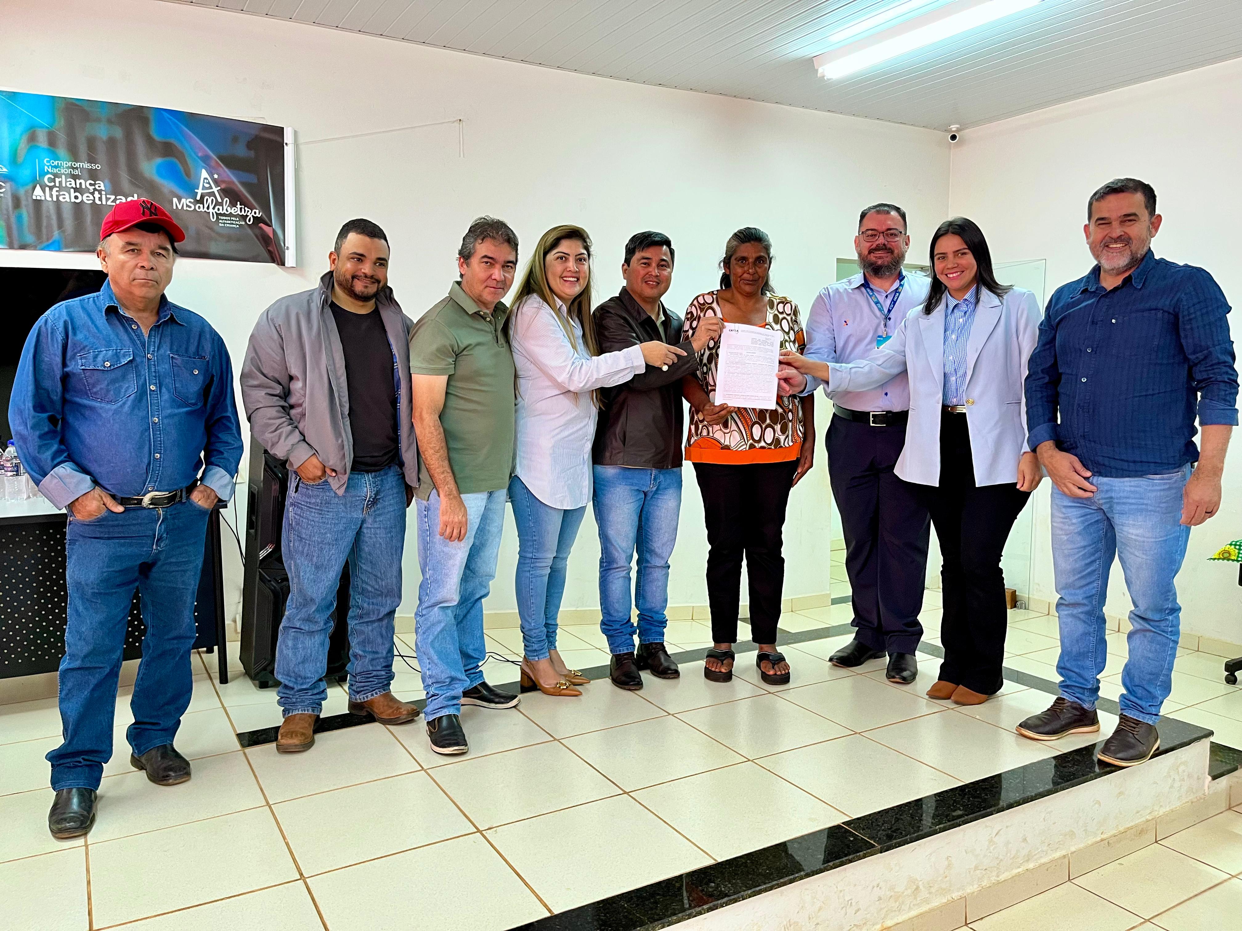 Assinatura de contratos garante 18 moradias para famílias da zona rural de Anaurilândia