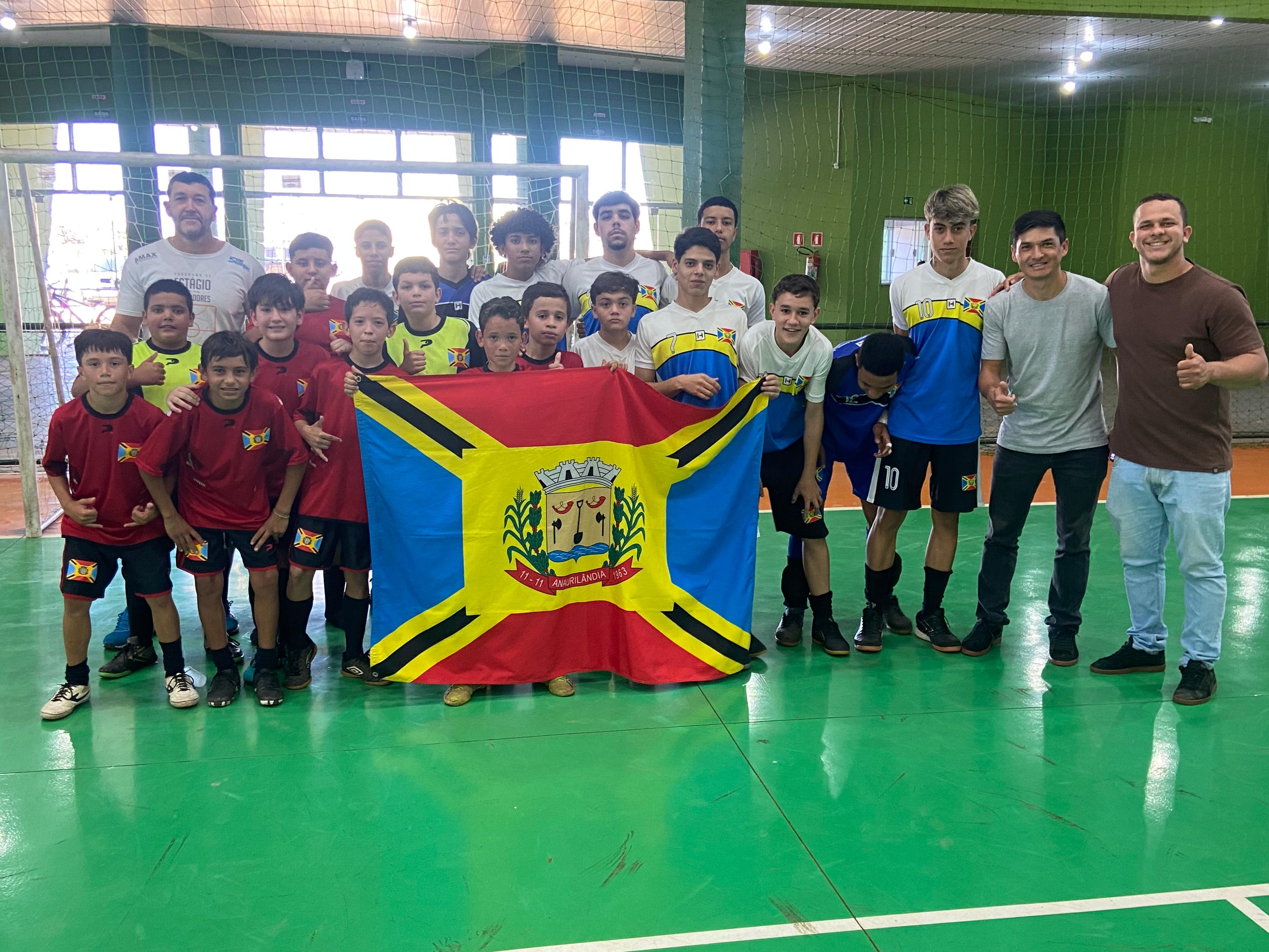 Alunos do Projeto Virando o Jogo participam de amistoso em Bataguassu durante o recesso escola