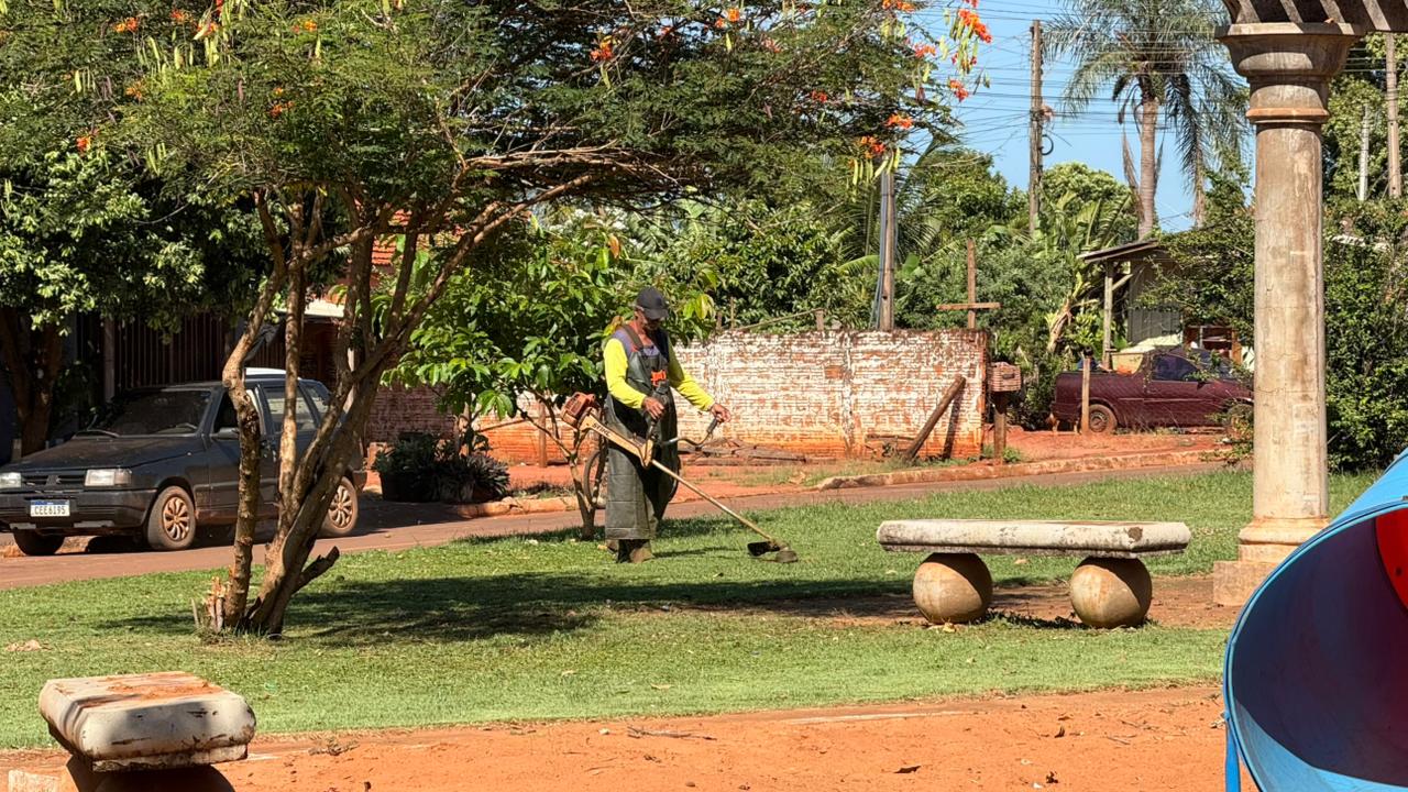 Prefeitura de Anaurilândia intensifica limpeza urbana na Vila Januário e reforça pedido de colaboração da população