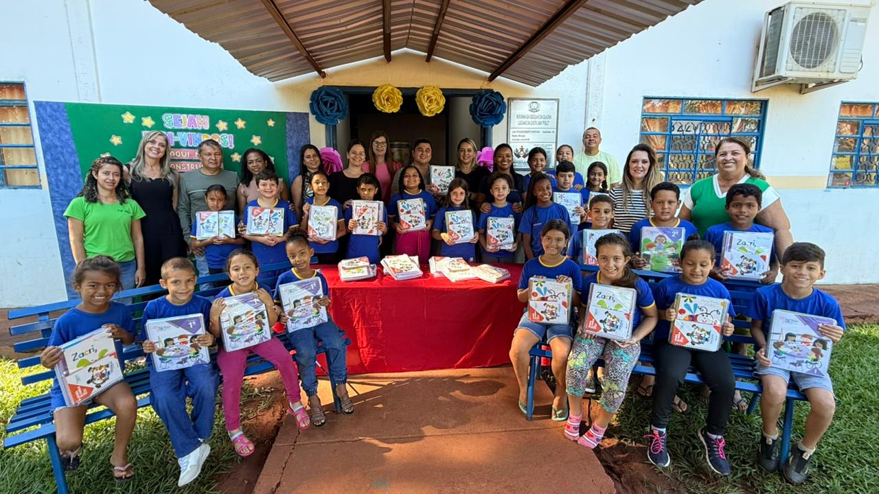Alunos da Rede Municipal de Anaurilândia recebem apostilas do Sistema de Ensino Soluções Moderna