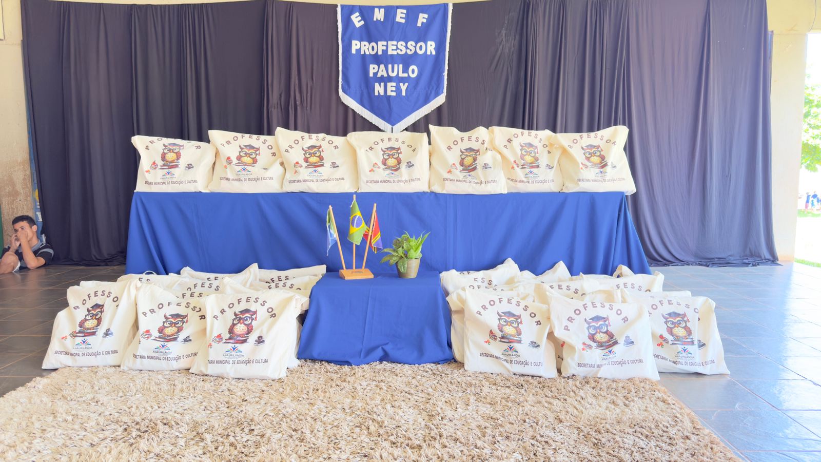 Secretaria Municipal de Educação e Cultura realiza entrega de kits pedagógicos para professores da rede municipal