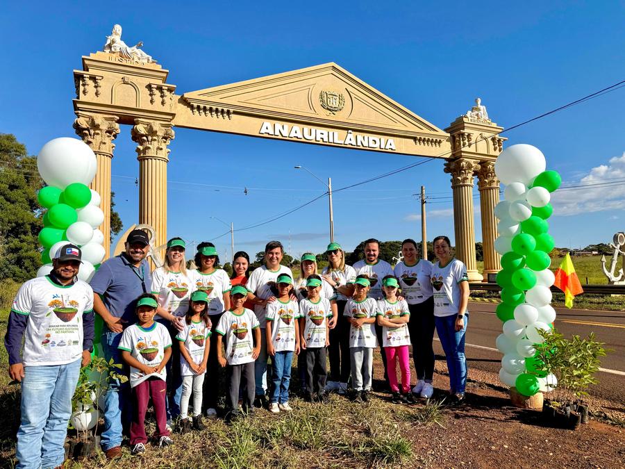 Semana do Meio Ambiente é encerrada com plantio de ipês no portal da cidade